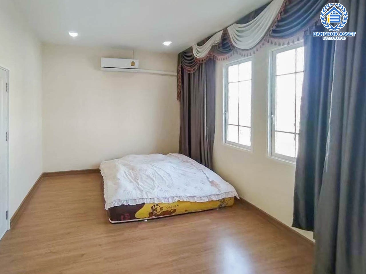 *****ทาวน์เฮ้าส์มือสองนนทบุรี ม.โกลเด้นทาวน์ ปิ่นเกล้า-จรัญสนิทวงศ์ ตอบโจทย์ทุกครอบครัว ด้วยฟังก์ชัน 4 ห้องนอน 3 ห้องน้ำ 2 ที่จอดรถ เนื้อที่ 24.1 ตร.ว. พร้อมห้องเอนกประสงค์ชั้นล่าง เดินทางสะดวกบนทำเลดีที่สุด เข้า-ออกหลายเส้นทาง ใกล้ จุดขึ้นทางด่วน ศรีรัช, สายรถไฟฟ้าสถานีบางบำหรุ และสถานีบางอ้อ